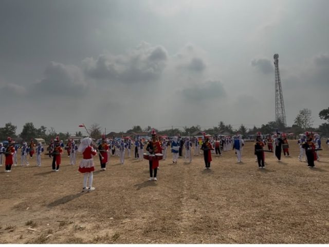 Drumband Gita Bayanaka Dirgantara MTs N 2 Lampung Timur Tampil Memukau pada Upacara HUT Ke-81 RI di Raman Utara