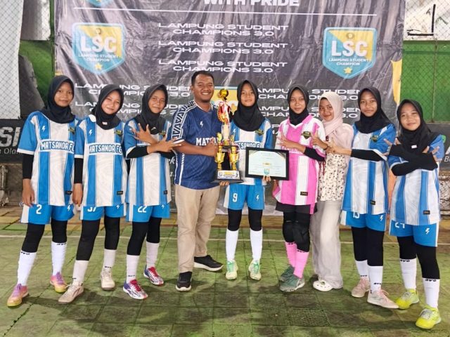 Tampil Kompetitif, Tim Futsal Putri MTs N 2 Lampung Timur Raih Juara 3 Lampung Student Champions 3.0